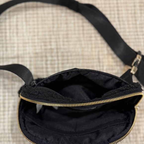 Lululemon Everywhere Fleece Belt Bag in Black with Gold - Picture 5 of 5